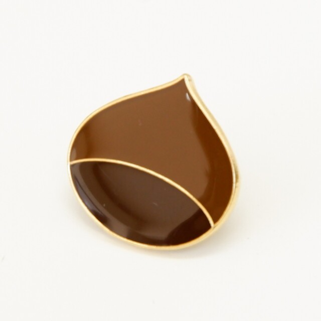 栗のピンバッジ