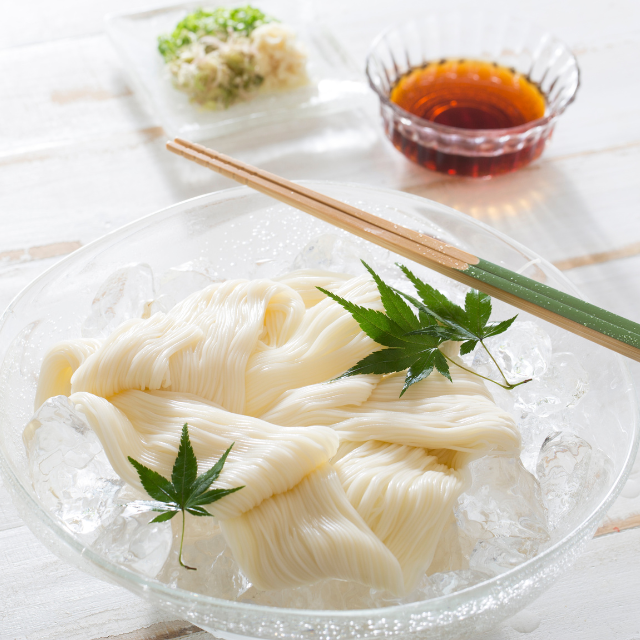 器に盛ったそうめん